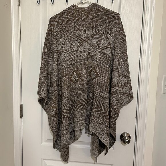 The Jetset Diaries Plus Knit Poncho - Picture 10 of 15